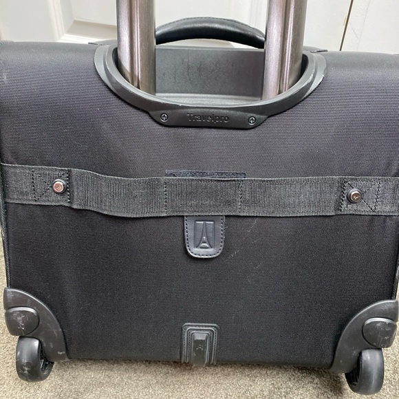 TravelPro Platinum Magna Deluxe Rolling Tote Carry-on w/Computer Sleeve Black - Picture 6 of 7